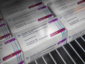 BC adamı, Kanada'daki ilklerden biri olan aşı yaralanması için tazminat alacak - alberta son dakika haberi Oxford/AstraZeneca Covid-19 aşısının şişe kutuları. Ocak 2021'de çekilen fotoğraf