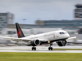 Ein Air-Canada-Jet landet am Montréal-Pierre Elliott Trudeau International Airport in Dorval, 9. Juni 2022.