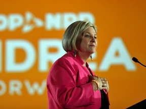 Die NDP-Vorsitzende von Ontario, Andrea Horwath, spricht während ihrer Nachtwachparty bei den Provinzwahlen in Hamilton am 2. Juni 2022.