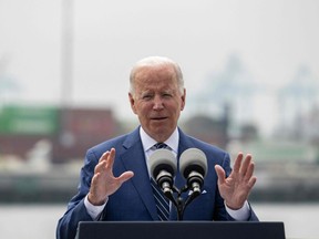 US-Präsident Joe Biden spricht am 10. Juni 2022 vom Deck der USS Iowa im Hafen von Los Angeles über Wirtschaft und Inflation.