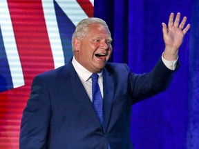 Der Premier von Ontario, Doug Ford, feiert am 2. Juni 2022 in Toronto seinen Wahlsieg.