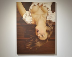 Fallende Frau von Anna Weyant, ausgestellt bei Sotheby's. Weyants Charaktere sind oft stark von Dekolleté oder wallenden Haarsträhnen geprägt.