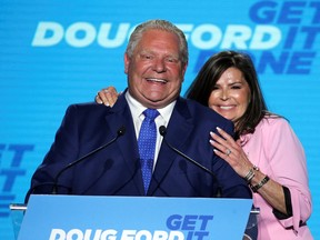 Der Premierminister von Ontario, Doug Ford, steht mit seiner Frau Karla während seiner Nachtwachparty bei den Provinzwahlen der Ontario PC Party in Toronto am 2. Juni 2022 auf der Bühne.