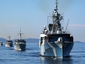 Die HMCS Regina führt im April 2020 eine Formation von Schiffen der Royal Canadian Navy in der Straße von Georgia vor der Westküste Kanadas an.