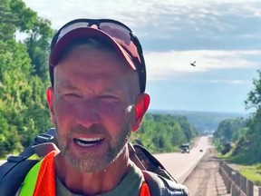 James Topp, ein Reservist der Streitkräfte, der seinen Job verlor, weil er sich weigerte, sich impfen zu lassen, und durch Kanada gelaufen ist, um gegen das COVID-19-Mandat zu protestieren. Er verließ Vancouver am 20. Februar und plant, am 30. Juni in Ottawa einzumarschieren und am National War Memorial zu landen.