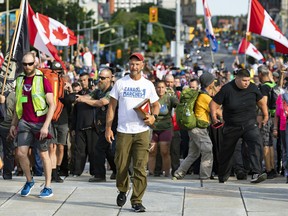 Der Veteran der kanadischen Streitkräfte, James Topp, kommt am 30. Juni 2022 am National War Memorial an und absolviert einen länderübergreifenden Marsch, um gegen die COVID-19-Impfstoffmandate zu protestieren.