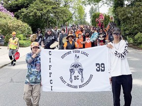 Am 4. Juni 2022 nehmen Menschen an einem Marsch teil, um auf Wohnschulen in Mission, BC, aufmerksam zu machen. Vier Teilnehmer des Marsches wurden angeblich absichtlich von einem Lastwagenfahrer angefahren.