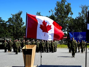 Soldaten nehmen am 15. Juni 2022 an einer Feierstunde zum 5. Jahrestag der von Kanada geführten NATO Enhanced Forward Presence Battlegroup in Adazi, Lettland, teil.