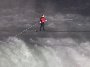 Aerialist Nik Wallenda tanzt am 15. Juni 2012 über die Niagarafälle. Wallenda ging über den 1.800 Fuß langen, zwei Zoll breiten Draht als erste Person, die die Fälle direkt von den USA nach Kanada überquerte.