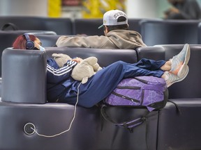Ein Reisender erhält am 9. Mai 2022 im Terminal 1 des Flughafens Toronto Pearson eine Auszeit.