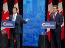 Patrick Brown und Pierre Poilievre bei der Führungsdebatte der Konservativen in Edmonton.  Beide Wahlkampfteams haben sich gegenseitig Unehrlichkeit im Rennen vorgeworfen.