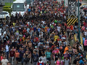 Lateinamerikanische Migranten nehmen am 7. Juni 2022 an einer Karawane in Richtung Grenze zu den Vereinigten Staaten in Huehuetan, Bundesstaat Chiapas, Mexiko, teil.