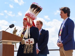 Der Chef der Siksika-Nation, Ouray Crowfoot, spricht auf einer Pressekonferenz, nachdem er am 2. Juni 2022 im Blackfoot Crossing Historical Park einen Landvertrag mit Premierminister Justin Trudeau unterzeichnet hatte.