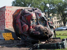 Eine kopflose Statue von Königin Victoria wird am 2. Juli 2021 im Provinzgesetzgeber in Winnipeg umgestürzt und zerstört.