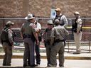 Polizeibeamte bewachen den Schauplatz einer Schießerei an der Robb Elementary School in Uvalde, Texas, USA, 24. Mai 2022. REUTERS/Marco Bello