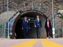 Premierminister Justin Trudeau und nationale Verteidigungsministerin Anita Anand gehen am 7. Juni 2022 mit General Glen VanHerck, Kommandant des US-Nordkommandos und des nordamerikanischen Luft- und Raumfahrt-Verteidigungskommandos, in der Cheyenne Mountain Space Force Station in Colorado Springs, Colorado, spazieren.