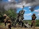 Ukrainische Soldaten feuern am 6. Juni 2022 eine Granate aus einer Haubitze M777 in der Nähe einer Frontlinie in der Region Donezk ab. Es ist klar, dass die Ukrainer vom Westen wirklich mehr große Geschütze wollen.