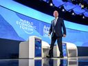 Der Gründer und geschäftsführende Vorsitzende des Weltwirtschaftsforums Klaus Schwab kommt am 25. Mai 2022 während des Jahrestreffens des Weltwirtschaftsforums (WEF) in Davos auf die Bühne. (Foto von Fabrice COFFRINI / AFP)