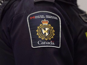 Ein Agent des kanadischen Grenzschutzes steht am Dienstag, den 8. Dezember 2015, am Pearson International Airport in Toronto Wache.