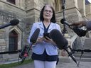 Cathay Wagantall spricht mit Reportern außerhalb des Westblocks im Parlamentsbezirk in Ottawa, 3. Juni 2022.