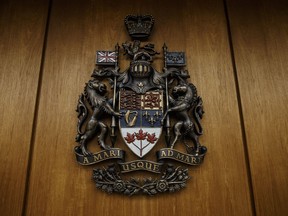 Wappen im Edmonton Law Courts-Gebäude.  Ein Anwalt, der einen Mann aus Alberta vertritt, der beschuldigt wird, seinen einjährigen Sohn getötet zu haben, sagt, dass sein Mandant nicht strafrechtlich verantwortlich gemacht werden sollte, weil er an einer schweren Schlafstörung leidet.