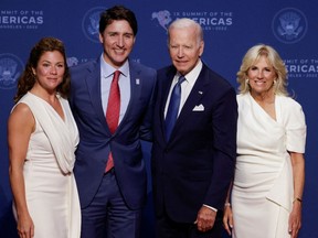 US-Präsident Joe Biden und First Lady Jill Biden posieren mit Kanadas Premierminister Justin Trudeau und seiner Frau Sophie Gregoire Trudeau während des Amerika-Gipfels am 8. Juni in Los Angeles.