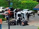 Ein Blick auf den Ort, an dem bei einem Vorfall in einer Bank in Saanich, BC, am 28. Juni 2022 zwei bewaffnete Verdächtige starben und sechs Polizisten erschossen wurden.