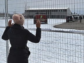Ohio yasa tasarısı, Kanada'nın COVID kısıtlamaları nedeniyle din özgürlüğü izleme listesine alınması çağrısında bulundu - alberta haber başlıkları Edmonton şehir sınırlarının batısındaki kapanıştan sonraki ilk Pazar günü, 11 Nisan 2021'de GraceLife Kilisesi'nin önünde yaklaşık 400 kişilik bir kalabalık olarak ilahiler söyleyen bir kadın toplandı.