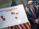 Rudy Giuliani steht während einer Pressekonferenz über verschiedene Klagen im Zusammenhang mit den Wahlen 2020 im Hauptquartier des Republican National Committee am 19. November 2020 in Washington, DC, neben einer Karte.