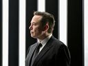 Elon Musk nimmt an der Eröffnungsfeier der neuen Tesla Gigafactory für Elektroautos in Grünheide, Deutschland, am 22. März 2022 teil. 