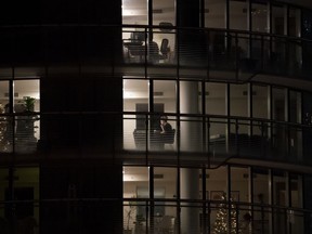 Eine Frau arbeitet am Donnerstag, dem 3. Dezember 2020, in ihrer Wohnung in der Innenstadt von Vancouver an einem Computer. Ein Gesetz, das vorschreibt, dass Arbeitgeber einer bestimmten Größe in Ontario Richtlinien zur Trennung von der Arbeit haben, trat diesen Monat in Kraft.