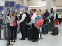 Menschen stehen im Mai 2022 am Pearson International Airport in Toronto Schlange, um einzuchecken.