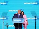 Der Premierminister von Ontario, Doug Ford, und seine Frau Karla umarmen sich auf der Bühne, nachdem sie bei den Provinzwahlen in Ontario am 2. Juni in Toronto wiedergewählt wurden.