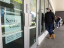 Menschen stehen im April vor einem Büro von Service Canada in Vancouver Schlange.  Viele warteten mehr als vier Stunden, bevor sie überhaupt das Büro betraten.