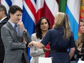 Premierminister Justin Trudeau und Verteidigungsministerin Anita Annad hören Außenministerin Melanie Joly vor der Eröffnungssitzung des NATO-Gipfels am Mittwoch, den 29. Juni 2022 in Madrid zu.