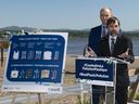 Der Bundesminister für Umwelt und Klimawandel, Steven Guilbeault, kündigt am Montag, den 20. Juni 2022 in Quebec City das Verbot von Einwegkunststoffen und -artikeln an einem Strand an.
