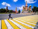 Ein russischer Offizier überquert am 25. Juni 2022 den Platz vor der Basilius-Kathedrale in der Nähe des Kreml in Moskau. 