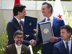 Premierminister Justin Trudeau nimmt am 9. Juni 2022 in Los Angeles, Kalifornien, an einer Unterzeichnungszeremonie mit dem kalifornischen Gouverneur Gavin Newsom und Umweltminister Steven Guilbeault und dem kalifornischen Umweltschutzminister Jared Blumenfeld teil.