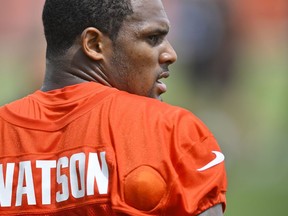 En foto del 1 de junio del 2022, el quarterback Deshaun Watson de los Browns de Cleveland durante una práctica en Berea, Ohio. El sábado 25 de junio del 2022, Watson se reunirá la próxima semana con oficial de disciplina de la NFL.