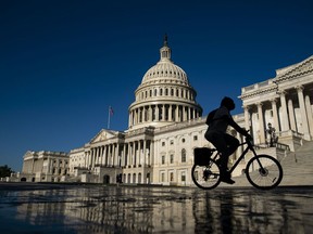Ein Radfahrer in der Nähe des US-Kapitols in Washington, DC, USA, am Montag, dem 6. Juni.