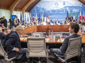 Premierminister Justin Trudeau und der britische Premierminister Boris Johnson unterhalten sich vor einem Treffen mit Partnerländern und internationalen Organisationen beim G7-Gipfel am Montag, den 27. Juni 2022 in Schloss Elmau. Der kanadische Premierminister und seine G7-Kollegen werden ihren Gipfel voraussichtlich beenden in Deutschland mit einer Demonstration der Unterstützung für die Ukraine, bevor alle sieben Staats- und Regierungschefs zu einem NATO-Gipfel in Spanien aufbrechen.