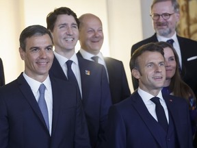 Spaniens Premierminister Pedro Sanchez, links, Frankreichs Präsident Emmanuel Macron, Premierminister Justin Trudeau, Mitte links, Deutschlands Bundeskanzler Olaf Scholz, Mitte, der tschechische Premierminister Petr Fiala und Islands Premierministerin Katrin Jakobsdottir mit Spaniens König Felipe und Königin Letizia in Madrid, Spanien, Dienstag, 28. Juni 2022.