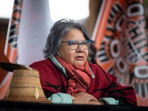 RoseAnne Archibald, die nationale Leiterin der Versammlung der First Nations, spricht während einer Pressekonferenz vor einer Tk'emlups te Secwepemc-Zeremonie zu Ehren der Überlebenden von Internatsschulen und zum ersten Nationalfeiertag für Wahrheit und Versöhnung in Kamloops, BC, am Donnerstag, den 30. 2021.