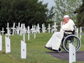 Papst Franziskus betet am 25. Juli auf dem Ermineskin Cemetery in Maskwacis, Alta.