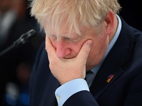 TOPSHOT – Der britische Premierminister Boris Johnson gestikuliert vor einem Treffen des Nordatlantikrates während des NATO-Gipfels am 30. Juni 2022 im Ifema-Kongresszentrum in Madrid.