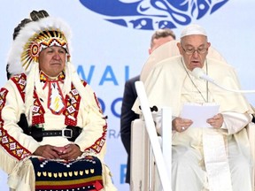 Papst Franziskus spricht am 25. Juli 2022 zu Mitgliedern der indigenen Gemeinschaft im Muskwa Park in Maskwacis, Alberta.