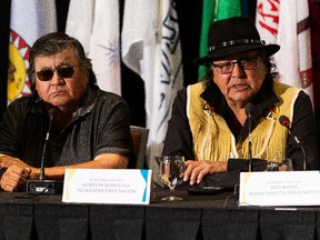 Die Überlebenden der Internatsschule Gordon Burnstick (links) von Alexander First Nation und Rod Alexis von Alexis Nakota Sioux Nation.