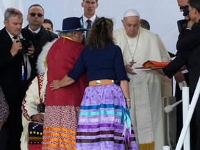 Papst Franziskus spricht am 25. Juli 2022 zu Mitgliedern der indigenen Gemeinschaft im Muskwa Park in Maskwacis, Alberta, Kanada.