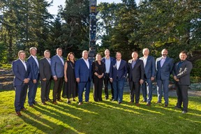 Kanadas 13 Ministerpräsidenten der Provinzen und Territorien (und ihr fragwürdiger Kleidungsstil) trafen sich Anfang dieser Woche in Victoria.  Sehen Sie, wie viele Sie nennen können!