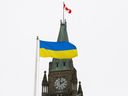 Die ukrainische Flagge ist vor dem Peace Tower auf dem Parliament Hill zu sehen, nachdem der ukrainische Präsident Wolodymyr Selenskyj am 15. März 2022 in Ottawa, Ontario, Kanada, vor dem kanadischen Parlament gesprochen hat.